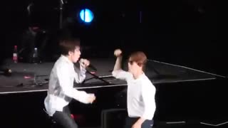 2015  Jung Yong Hwa One Fine Day in GZ - YongHwa teasing and dancing with chord vocal