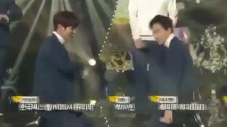 دقیقا آخرای اجرا SOHU & CHANYEOL احساس درماتیک بودن بهشون دست داد