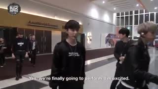 کلیپی از تی تی اس در پشت صحنه مراسم ماما  .گروه های SHINee, f(x), EXO هم هستن