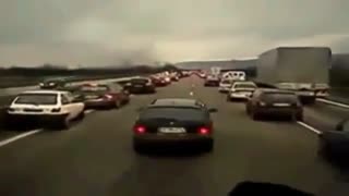 واکنش خیره کننده آلمانی ها به آژیر آمبولانس در یک اتوبان مملو از اتومبیل