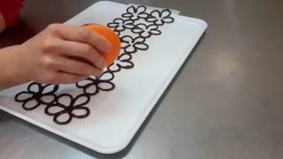 گل شکلاتی دور کیک