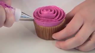 زدن گل روی کاپ کیک