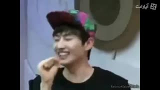 ایون هیوک ادای خوندن بقیه رو در میاره...(: