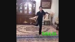 توک بلد نیستی تقلید دربیاری اخه این چکاری میکنی