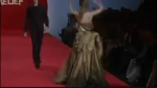 شما ها که نمیتونین با پاشنه بلند راه برین پس غلط میکنین میپوشین!!!!!!!......