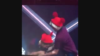 خخخخخخ سهون دی او رو با ی دختر اشتباه گرفته^_^