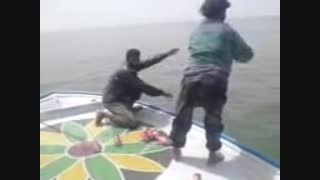 از بین بردن مشروبات الکلی در بندرکلاهی. توسط صیادان