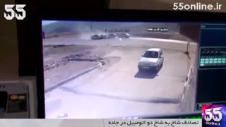 لحظه تصادف شاخ به شاخ دو اتومبیل در جاده