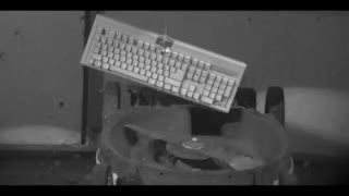 سقوط اجسام درون یک ماشین چمن زنی و متلاشی شدنشان