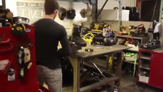 به کمک اسکلت توانبخشی یک خودرو را از زمین بلند کنید