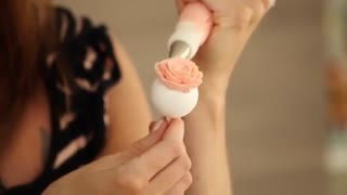 رز باترکرمی روی پاپ کیک