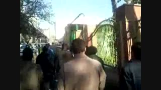 راهپیمایی دانشجویان پسر به سمت وزارت نفت: وزیر نفت! بیرون بیا! وقت جوابه!