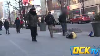 بچه بدون لباس در سرما و عکس العمل مردم