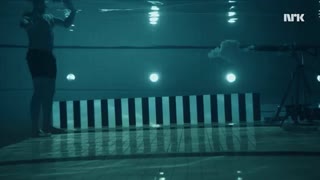 فیزیکدانی که با شلیک به خود نحوه حرکت گلوله در زیر آب را به نمایش گذاشت