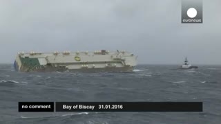 حرکت کشتی باربری نیمه واژگون به سمت سواحل فرانسه