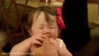 نگا کن روانیا چجوری بچه رو شکنجه میدن.... لیمو ترش میدن به این طفل معصوم ها