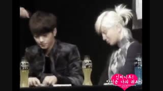 INFINITE - Kim Myung Soo (L) & Lee Sung Jong - درگیری کیم میونگ سو (عضو گروه اینفینیت) با یک خودکار !  (آخر خنده اس ... خخخخخ)