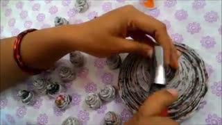 آویز با روزنامه