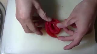 گل با گوجه برای تزیین سالاد