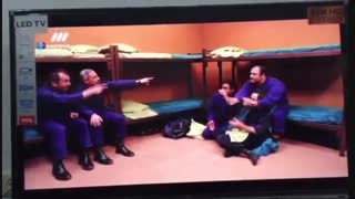 خوندن آهنگ  ساسی تو سریال درحاشیه