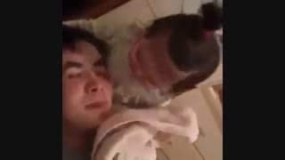 بچه چجوری صورت باباشو پاک میکنه خخخ
