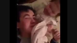 خخخخ چقد باحال صورت باباشو تمیز میکنه!