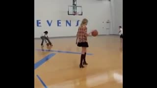 بسکتبال تی با کفش پاشنه بلند!!!