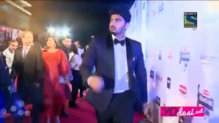 تکه ای از فرش قرمز 61 مین فیلم فیر هند 2016 توروخدا گزارش ندید.خیلی براش زحمت کشیدم.درضمن.این چیزی نداره که بخواین گزارش بدید