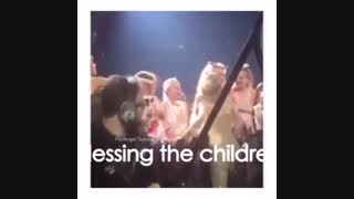 دختره مرد کناریه تیلور وقتی دیدش.مردددد مرددد.منم میخواممم