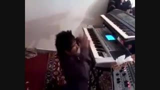 هنرمندی که ناگهان زدبه سرش خل وچل شد!!