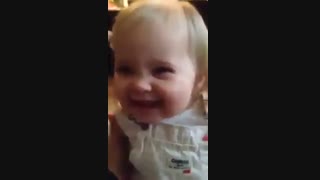 نی نی کوچولو آهنگ میخونه