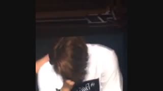 بکهیون از گروه EXO در حال گریه