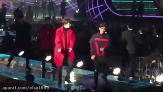 مسخره بازی گروه EXO بر روی صحنه