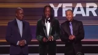 سخنرانی تیلور سوئیفت بعد از برنده شدن خطاب به زنان