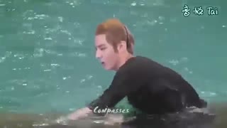 EXO-M Kris in Swimming Pool  اخی عزیزم وسطش میوفته تو اب