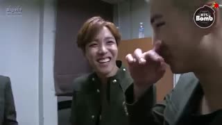 j hope laughing.وایییییی تولدددد شوهرمممم هپییییی(چند روز نماشانیومده بودم)