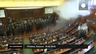 گاز اشک آور و ماسک در پارلمان کوزوو