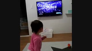 رقصیدن بچه با اهنگ دبل اس!!