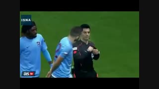 بازیکنی که به داور کارت قرمز نشان داد