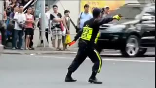 راهنمایی خودروها توسط پلیس راهنما به شیوه رقص مایکل جکسون