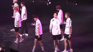 چقدر جونگ کوک مهربونه..ببینید میفهمید چراJhope dance without one shoe and JUNGKOOK