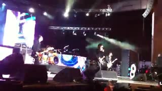 اجرای گروه CN blue