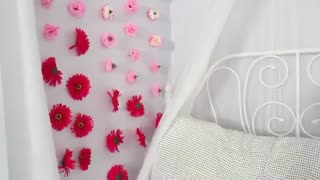 دیزاین دیوار اتاق با گل دکور