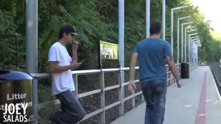 اذیت کردن مرد عرب و عکس العمل مردم