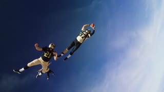 بازی کردن راگبی در حال سقوط از هواپیما