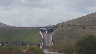 سر ریز آب از رو دیوار سد مهاباد