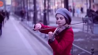 ویالون زدن زیبای دختر در خیابان !