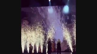 تیلور و الی گولدینگ در حال اجرای love me like you do