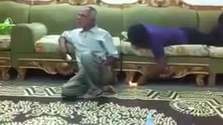 واکنش خنده دار پیر مرد بعد از ترکیدن ترقه باحاله ببینید