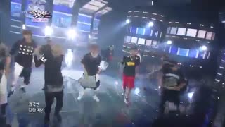 اکسو روی لباسش فارسی نوشته